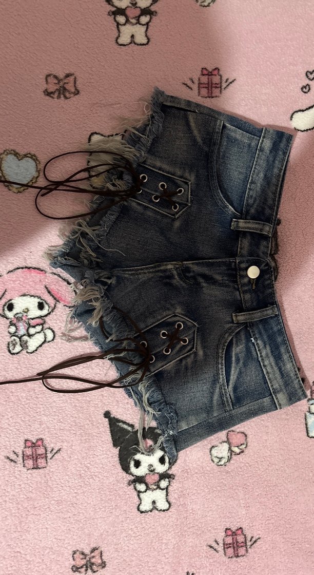 Kemer Detaylı Koyu Renk Mini Denim Şort - Görsel 2