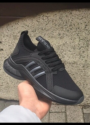 Adidas spor ayakkabı ürün magazadan satılıp sıfır kurulu üründü