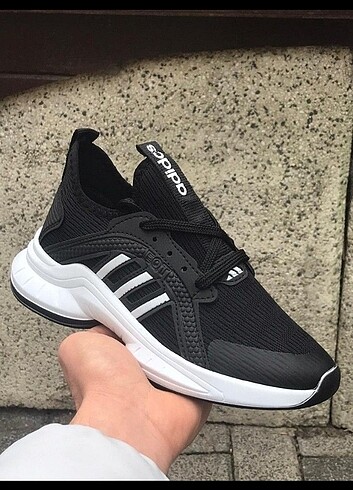 Adidas spor ayakkabı ürün magazadan satılıp sıfır kurulu üründü