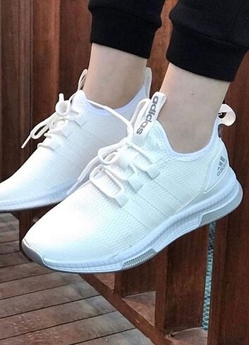 Adidas spor ayakkabı triko ürün sıfır ve kutuludur 1.sınıf malze