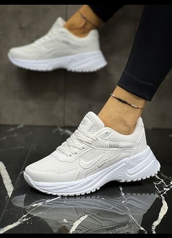 Nike spor ayakkabı yeni sezon magaza ürünüdür