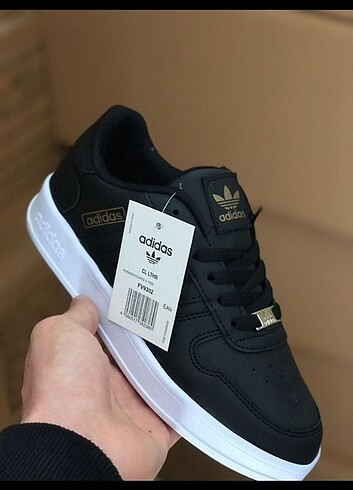 Adidas spor ayakkabı magaza ürünüdür