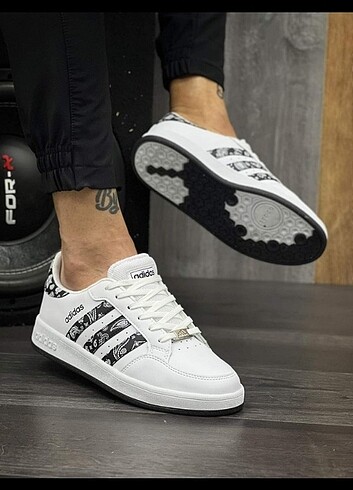 Adidas spor ayakkabı magaza ürünüdür