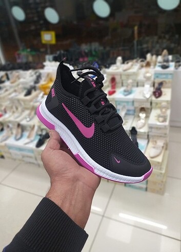 Kadın spor ayakkabı mağaza ürünüdür Etiketlidir
