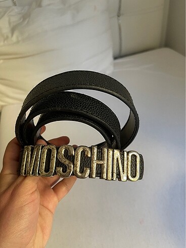 Moschıno kemer toka kısmında renk değişikliği var