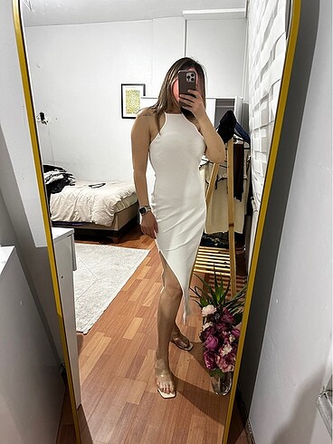 m Beden beyaz Renk Bershka yırtmaçlı elbise