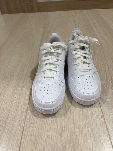 38,5 Beden Nike court ayakkabı