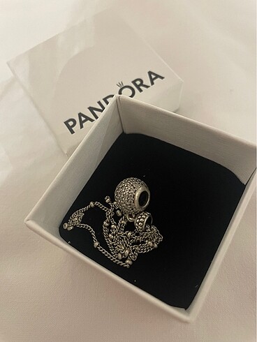 Pandora Sallantılı taşlı charm