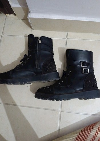 Tokalı Siyah Hafif Topuklu Botlar - Görsel 3