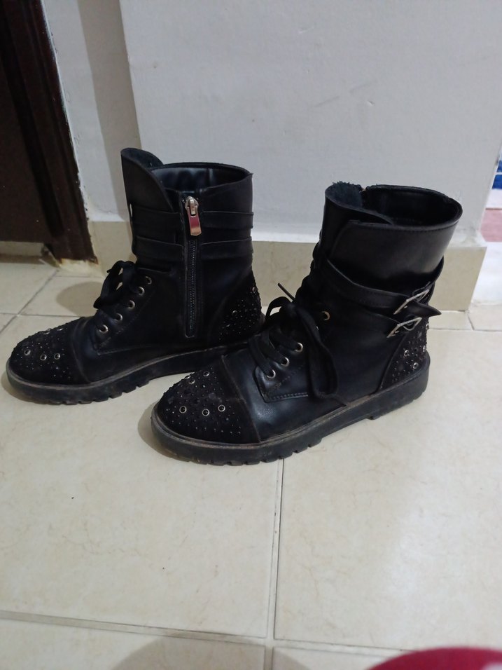 Tokalı Siyah Hafif Topuklu Botlar - Görsel 2