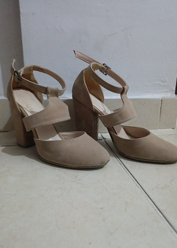 Bej Süet Tokalı Kadın Topuklu Ayakkabı - Görsel 2