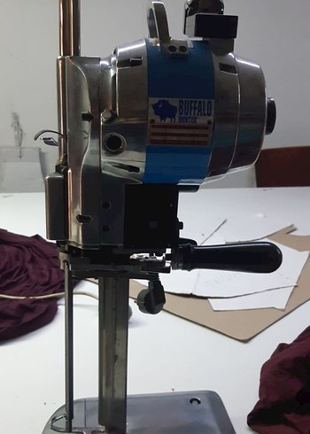Mavi ve Gri Kumaş Kesme Makinesi