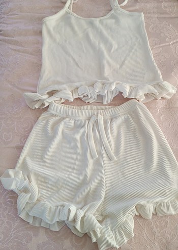 Beyaz Fırfırlı Mini Askılı Kadın Pijama Takımı