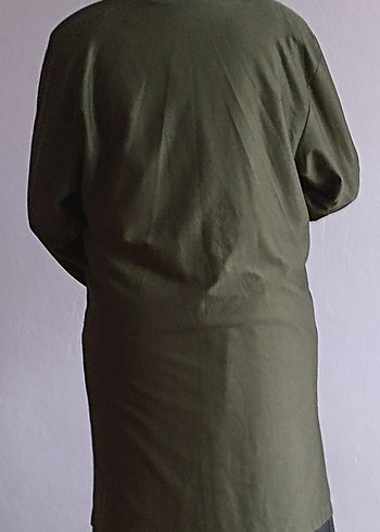 kadın yeşil tunik tişörtüyle birlikte - Görsel 4