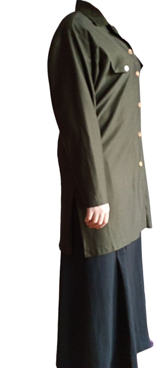 kadın yeşil tunik tişörtüyle birlikte - Görsel 2