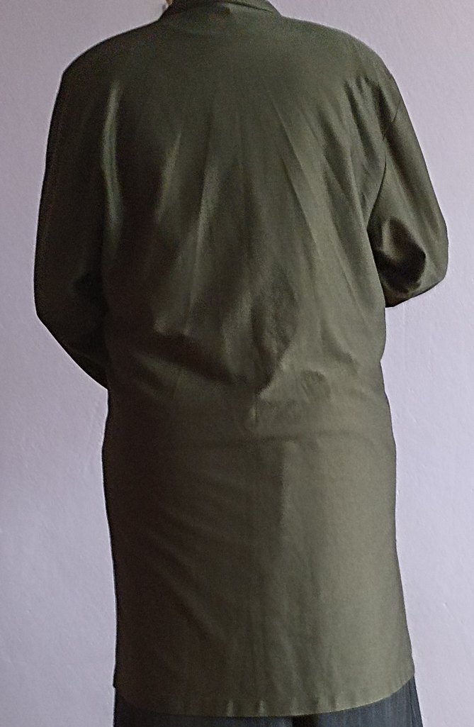 kadın yeşil tunik tişörtüyle birlikte - Görsel 4