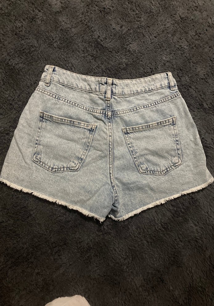 Gevşek Kesim Yırtık Mini Kot Şort - Görsel 3