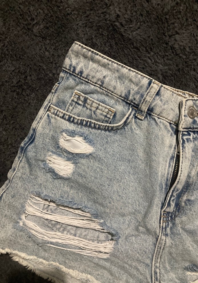 Gevşek Kesim Yırtık Mini Kot Şort - Görsel 2