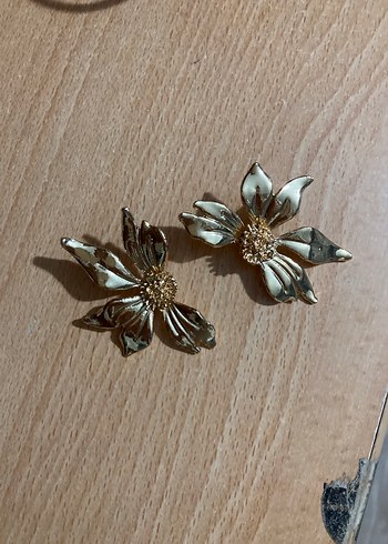 Altın Renkli Çiçek Desenli Tokalı Küpe