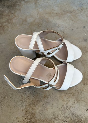 Beyaz Tokalı Topuklu Kadın Ayakkabı - Görsel 3