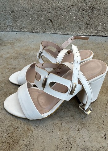 Beyaz Tokalı Topuklu Kadın Ayakkabı - Görsel 2