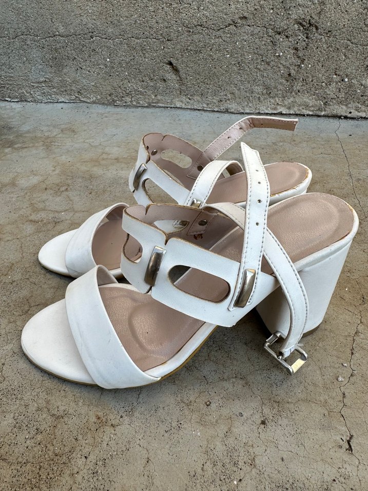 Beyaz Tokalı Topuklu Kadın Ayakkabı - Görsel 2