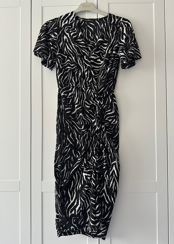 Siyah Yırtmaçlı Kısa Kollu Beli Lastikli Elbise - Görsel 2