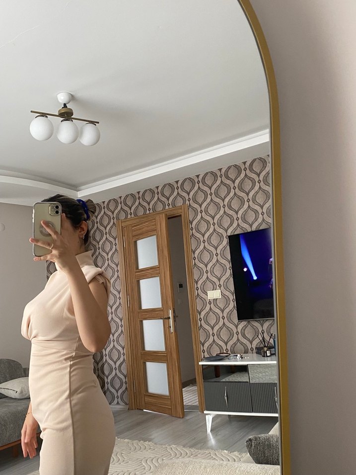 Bej Drapeli Yüksek Yakalı Uzun Elbise - Görsel 2