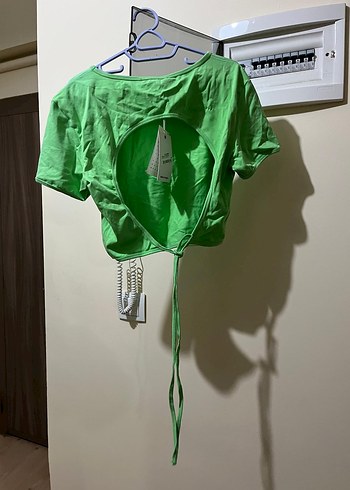 Yeşil sırt dekolteli tişört - Görsel 2