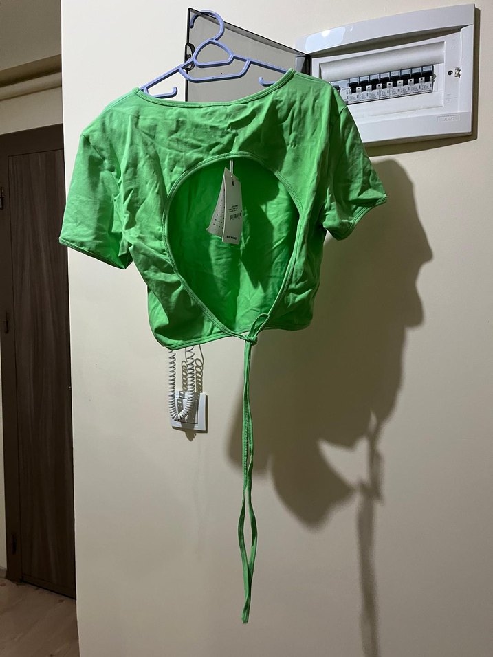 Yeşil sırt dekolteli tişört - Görsel 2