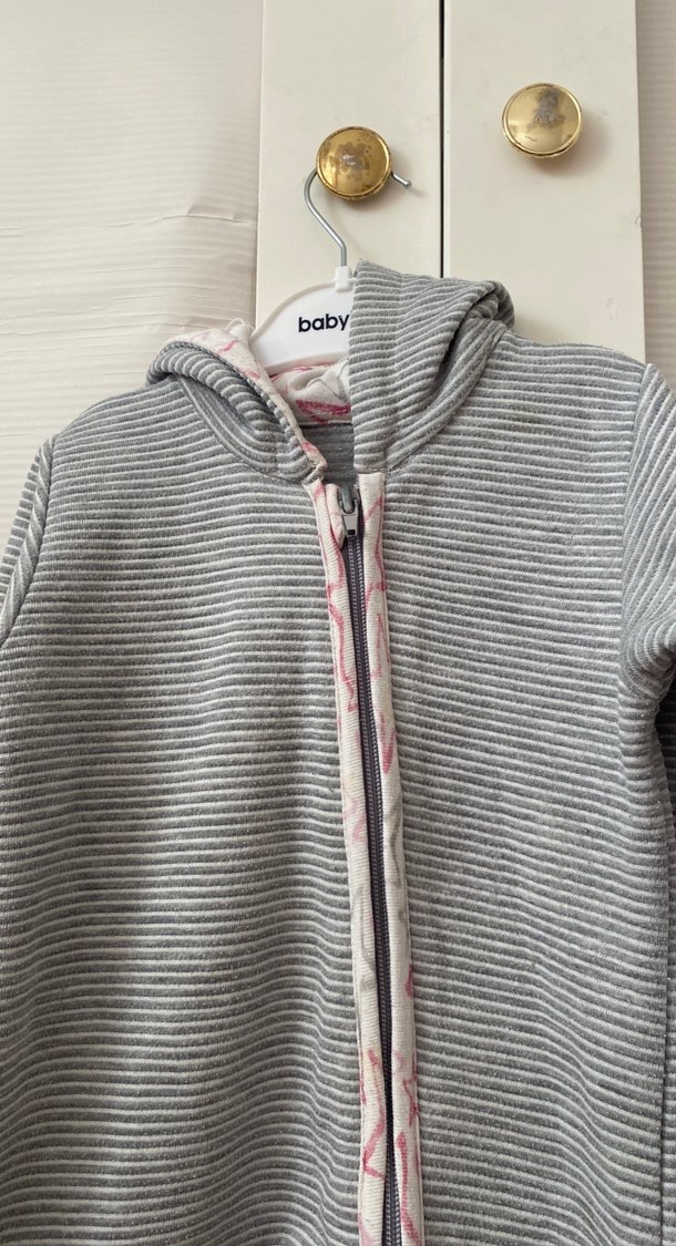 Gri Kapüşonlu Kız Bebek Tulumu - Görsel 2