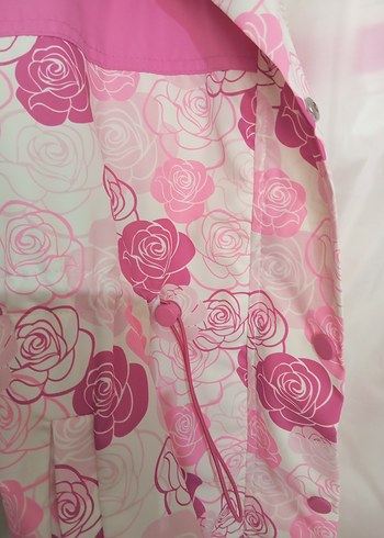 Pembe Baskılı Yağmurluk - Görsel 3