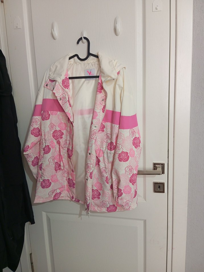 Pembe Baskılı Yağmurluk - Görsel 2