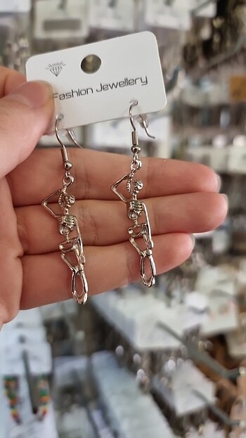 Metal iskelet gümüş rengi küpe 