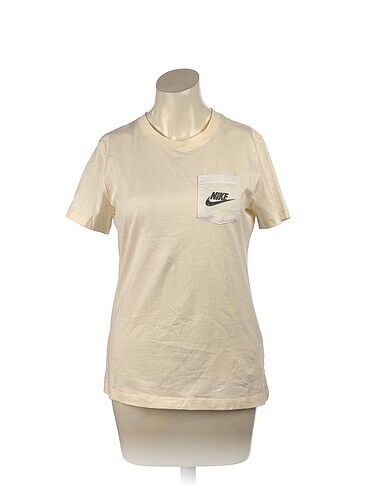 Nike T-shirt %70 İndirimli.