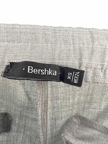 xs Beden çeşitli Renk Bershka Kumaş Pantolon %70 İndirimli.