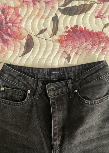 32 Beden Paçaları kesik yırtık yüksek bel straight jean