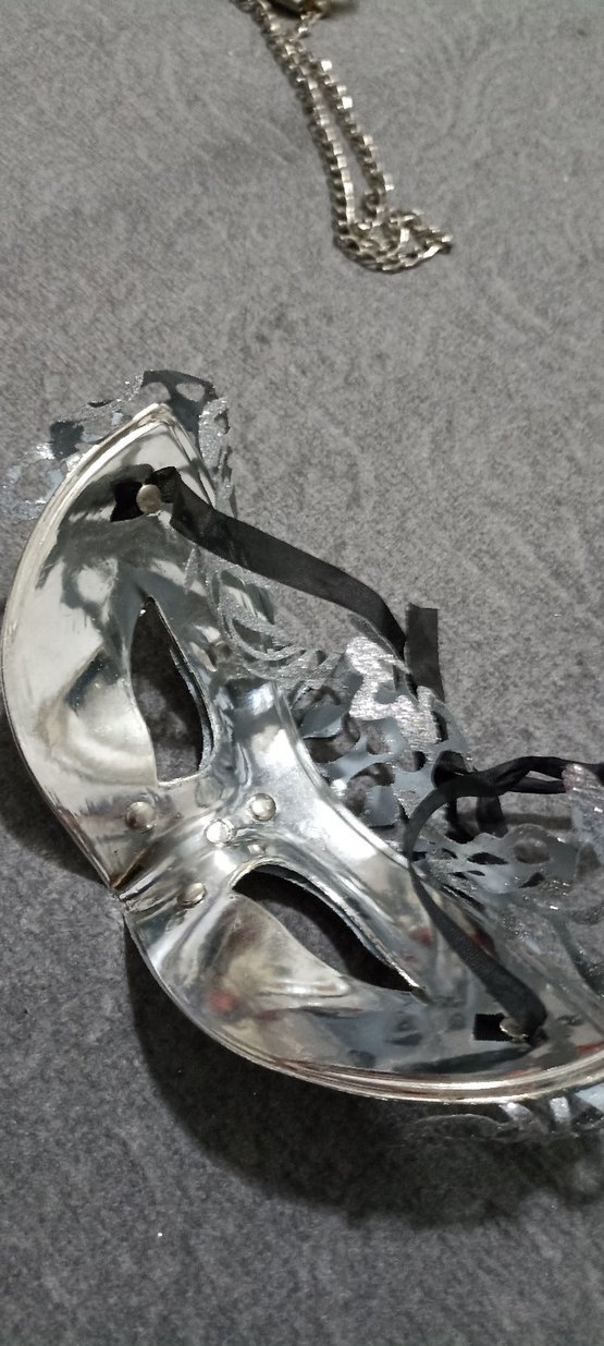 Parlak Gümüş Renkli Kadın Maskesi - Görsel 3