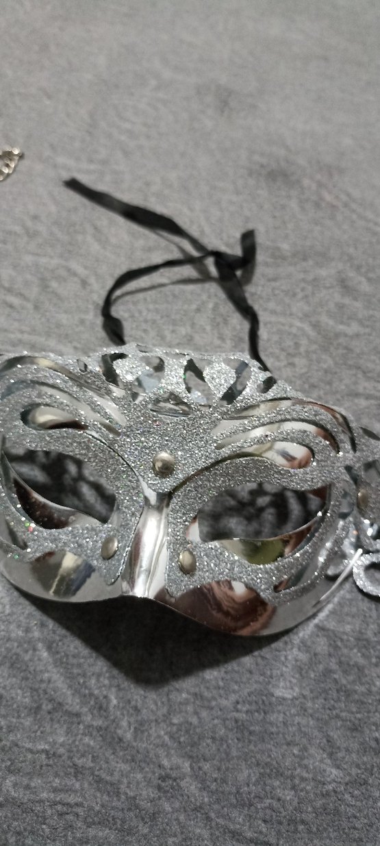 Parlak Gümüş Renkli Kadın Maskesi - Görsel 2