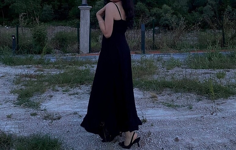 l Beden Ucu fırfırlı midi siyah elbise