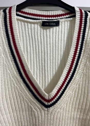 V Yaka Örgü Beyaz Süveter - Görsel 3