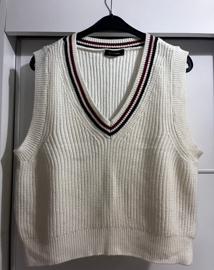V Yaka Örgü Beyaz Süveter - Görsel 2