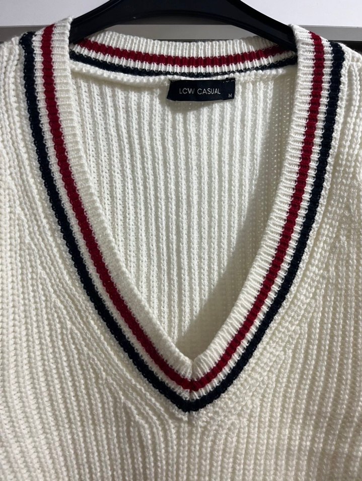 V Yaka Örgü Beyaz Süveter - Görsel 3