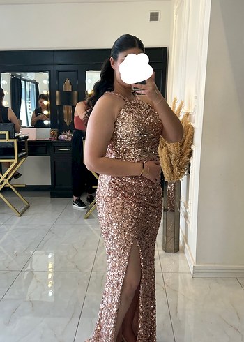 Altın Renk Drapeli Uzun Straplez Elbise - Görsel 3