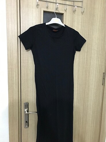 Siyah uzun yırtmaçlı elbise