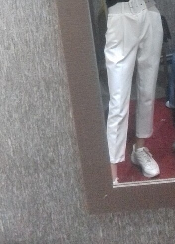 Beyaz kemerli pantalon