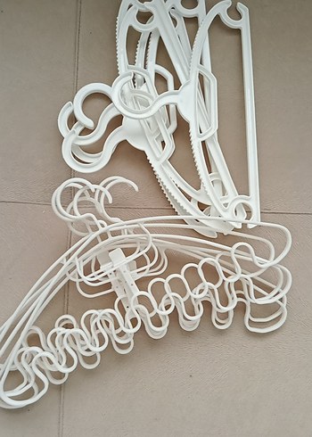 Beyaz Plastik Askılar Seti