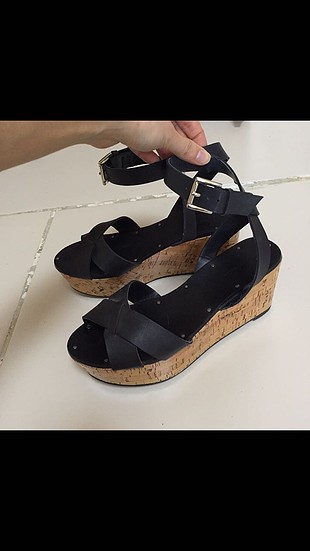 Stradivarius Bilekten Bağlamalı Dolgu Topuklu Sandalet