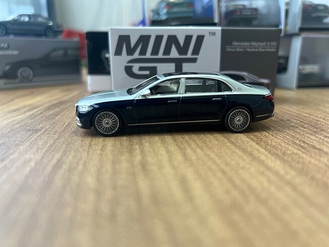 Mini gt mercedes maybach 1/64 diecast