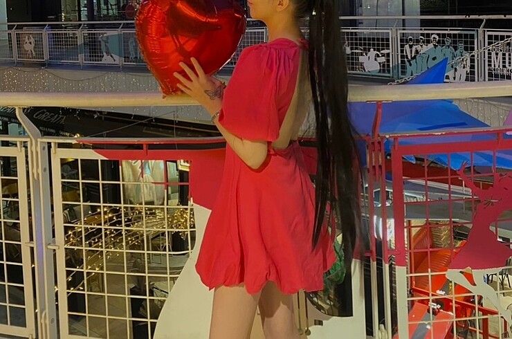 Balon elbise kolları lastikli sırtı pencere detay bele kadar